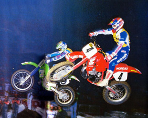 Jean-Michel s'applique pour dépasser Ron Lechien lors de ce supercross de Bercy 1987