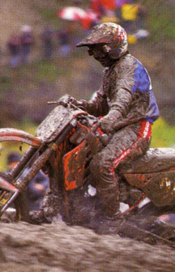 Jean-Michel Bayle en action dans la boue lors de ce motocross des nations 1987
