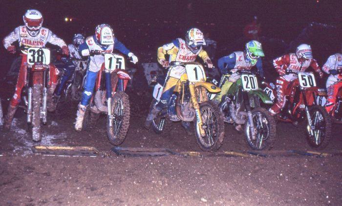 Jean-michel Bayle (38), Guy Cooper (15), Bob Hannah (1), Mike Fisher (20) et Patrick Perrier (50) lors d'un départ de ce supercross de Charletty. Photo Michel Monclerc