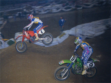 Jean-Michel s'applique pour dépasser Ron Lechien lors de ce supercross de Bercy 1987