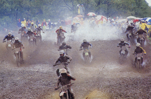 Les courses se sont déroulées dans la boue lors de ce motocross des nations 1987.