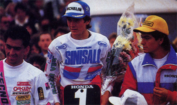 JMB avec sa première plaque de champion de France 125. A ses côtés, on retrouve Patrick Perrier et Patrick Demaria