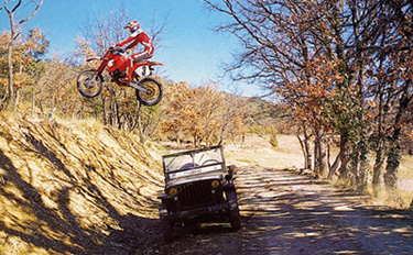 Jean-Michel en Free ride qui passe au dessus d'une Jeep