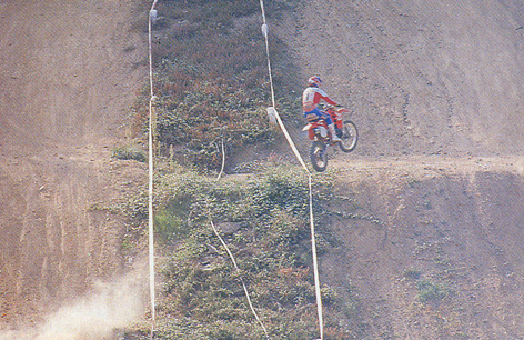 Jean-Michel fait un transfert sur la piste de Laguépie lors d'une présentation presse Honda