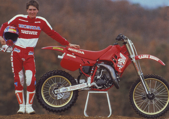 Jean-Michel Bayle pose avec sa 125 CR made in HRC