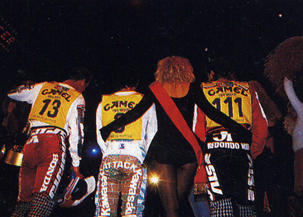 Le Podium de Mercredi vu de dos. Ils sont bien chouchoutés les pilotes sur le podium de Bercy !!!!