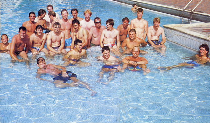 Tous les pilotes des GP 250 réunis dans une piscine !!!