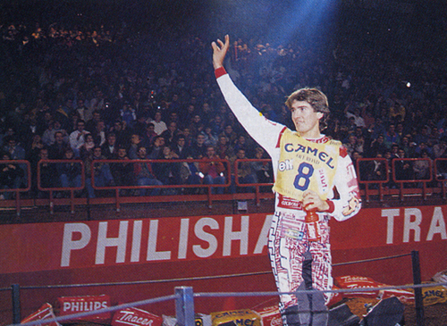 Jean-Michel Bayle salue le public de Bercy