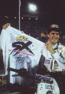 JT sort un tee-shirt commémoratif pour le titre de champion de supercross des états-unis obtenu par Jean-Michel Bayle