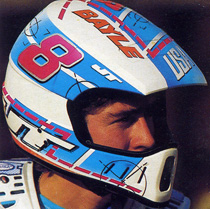 La décoration du casque de Jean-Michel avec la dominante de couleur bleue