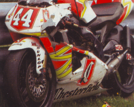 La moto de JMB a bien souffert après la première vraie chute de Jean-Michel