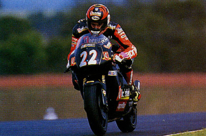 Jean-Michel Bayle sur l'Aprilia officielle sur le circuit d'Eastern Creek