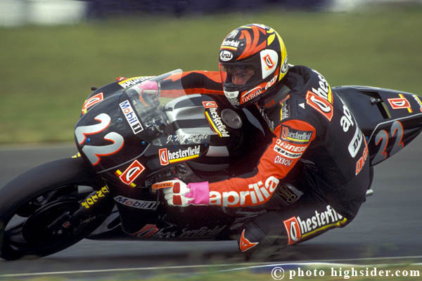 Jean-Michel Bayle sur l'Aprilia officielle sur le circuit d'Eastern Creek