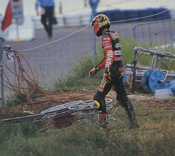 JMB rentre à pied aux stands après sa seconde chute