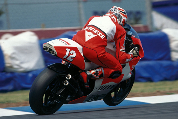 JMB à la sortie d'une courbe de ce circuit de Donington