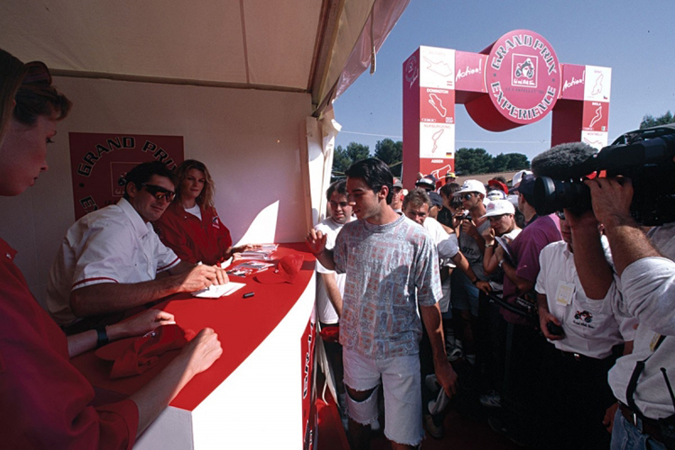 JMB signe des autographes lors de son grand-prix national