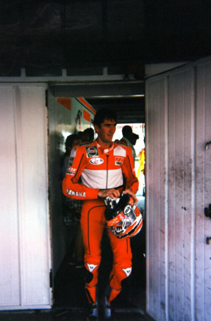 Jean-Michel Bayle sort de son box au grand-prix de France 1996 qui se déroule au Castellet