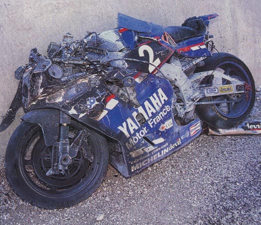 La moto détruite après la chute