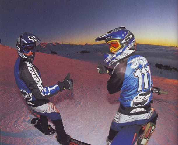 Jean-Michel en moto et un skieur dans les montagnes