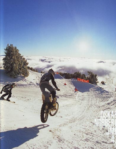 Jean-Michel en moto et un skieur dans les montagnes