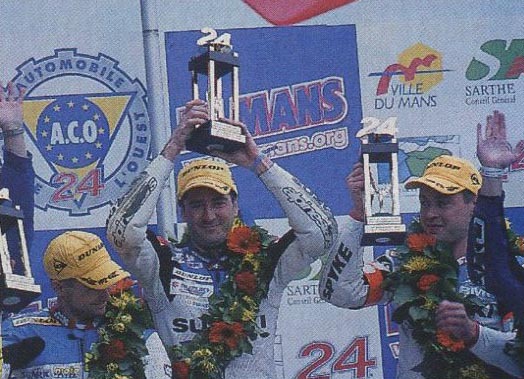 Jean-Michel soulève la coupe du vainqueur des 24 heures du Mans