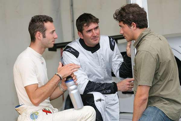 Jean-Michel discute avec d'autres pilotes de la Touring Cup