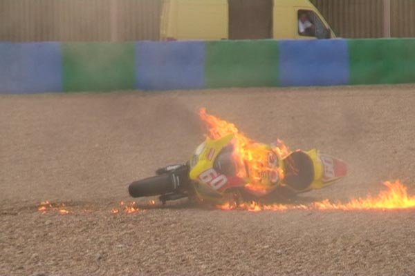 Thierry Traccan part à la chute et la moto Numéro 60 s'enfllamme