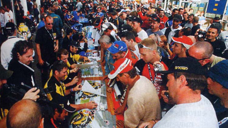 Les pilotes du Team Moto Revue lors de la séance d'autographe