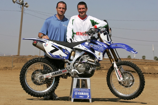 Jean-Michel Bayle avec Larry Brooks et la moto de James Stewart