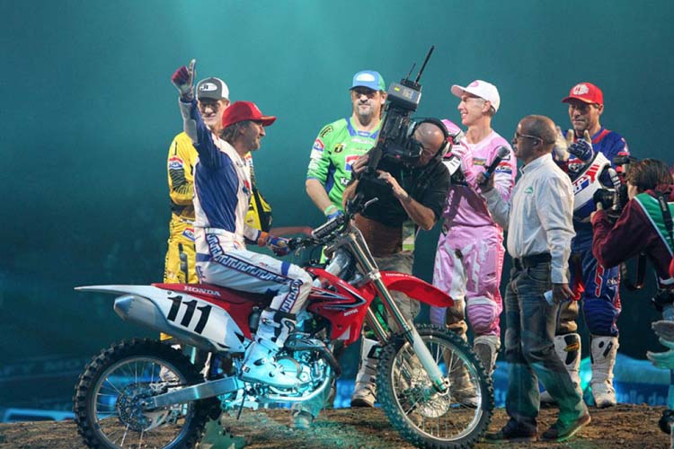 Jean-Michel sur sa moto accompagné de Francis Magnanou, Broc Glover, Ron Lechien, Jacky Vimond et Danny Laporte