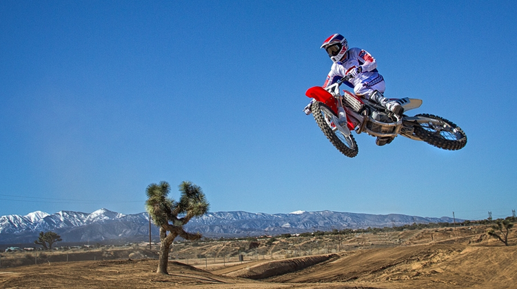 Jean-Michel dans les airs de Californie lors de la session photos JT Racing