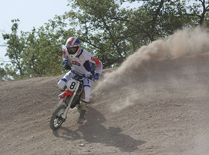 Jean-Michel Bayle lors de la session photos Mini Moto Magazine