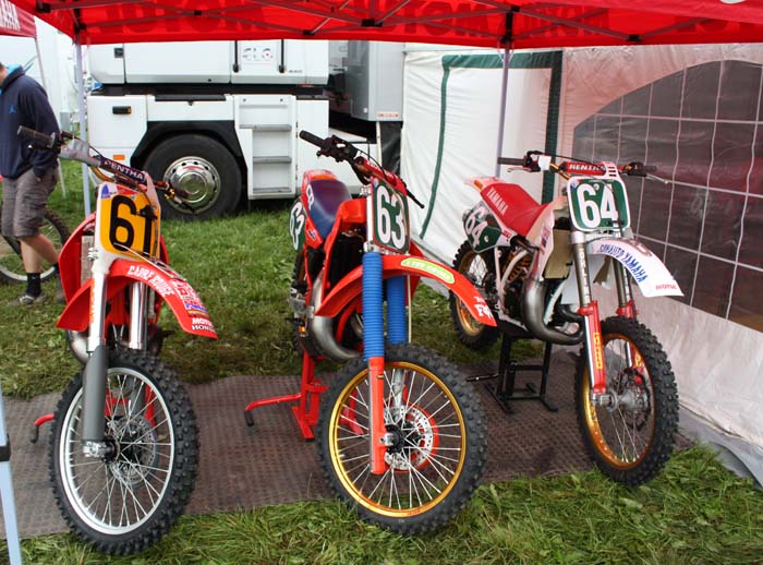 Les motos des pilotes français lors de cette épreuve du Motocross des nations vintage 2013 à Farleigh Castle