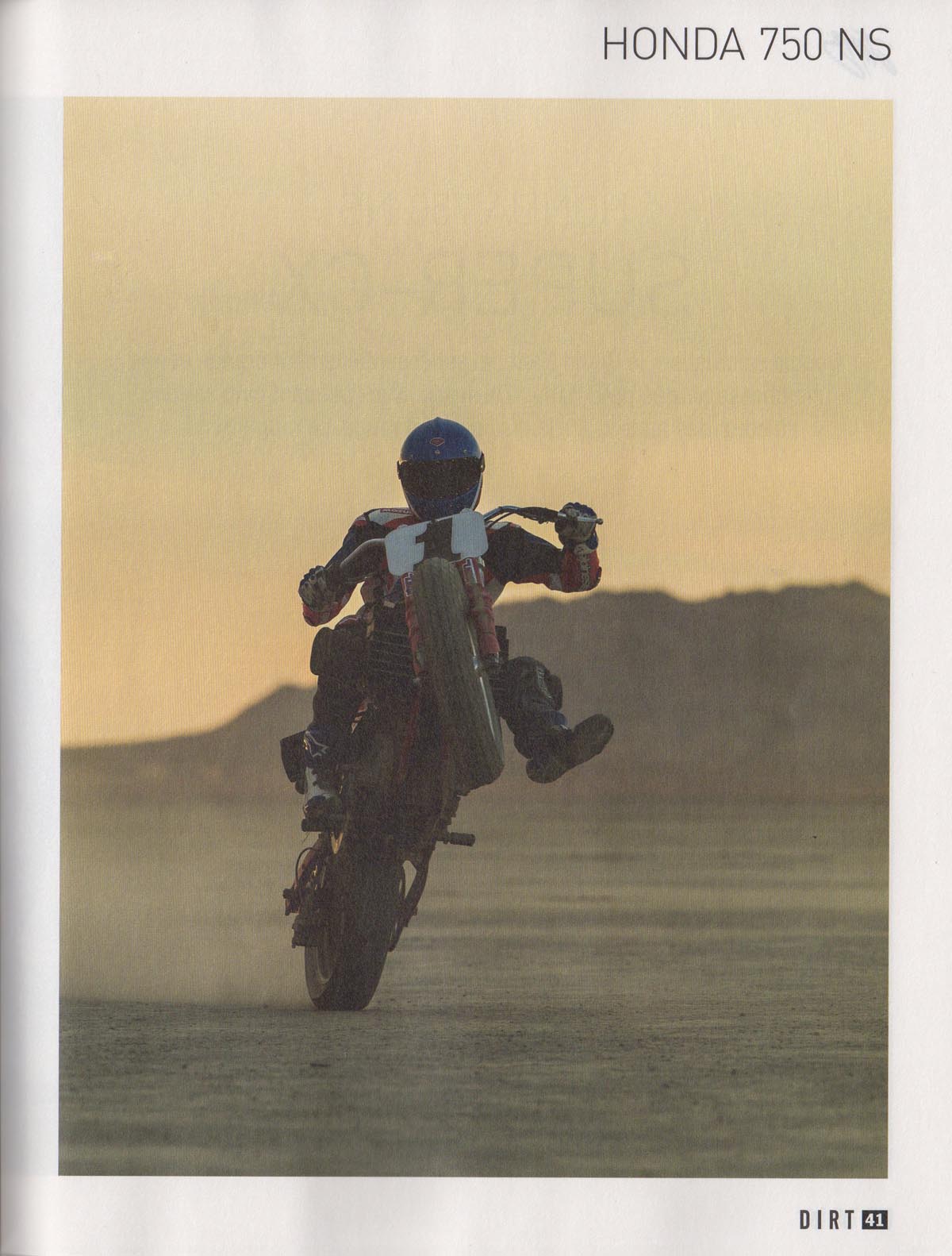 Jean-Michel Bayle essaye la Honda 750 NS dans le HS Café Racer dédié au Dirt