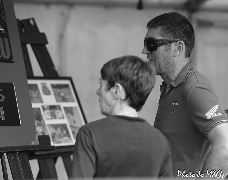 Jean-Michel Bayle accompagné de Marianne Moreau devant la petite exposition souvenirs