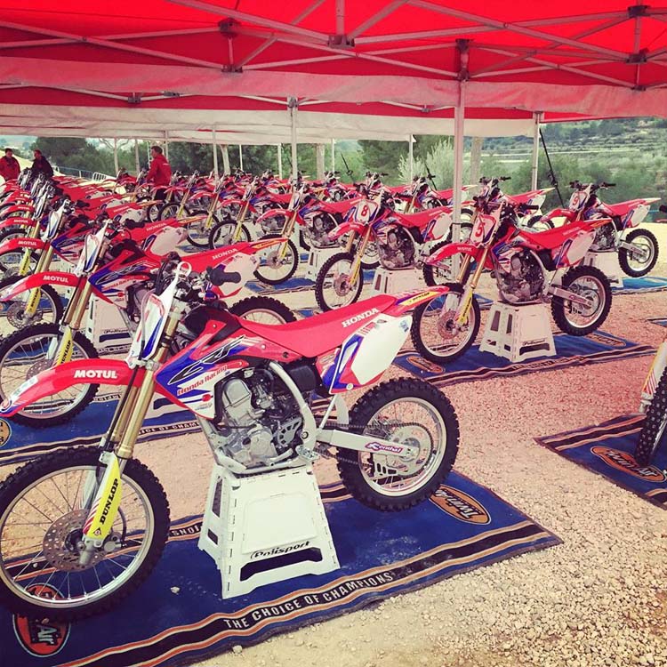 Toutes les CRF 150 sont sous la tente....