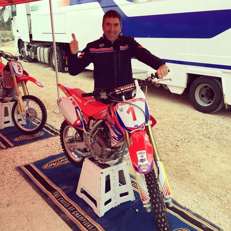 Jean-Michel à côté d'une Honda 150 CRF