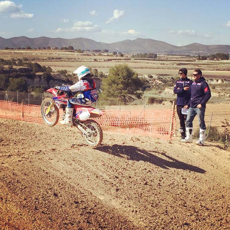 JMB et Gautier Paulin font un tour de piste pour regarder les jeunes rouler