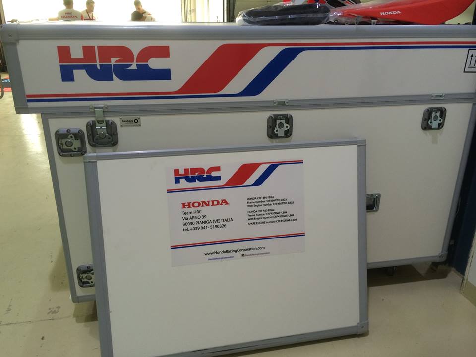 Les caisses du HRC sont arrivées, il ne reste plus qu'aux mécanos de monter les machines officielles du HRC 