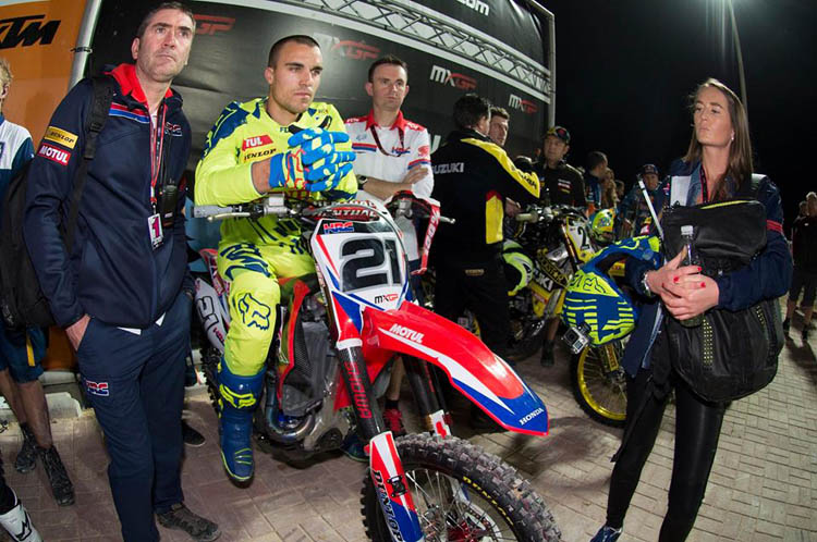 JMB, Gautier Paulin et son mécano ainsi que la fiancée de Gautier,  Clémentine tous concentrés sur la ligne de départ