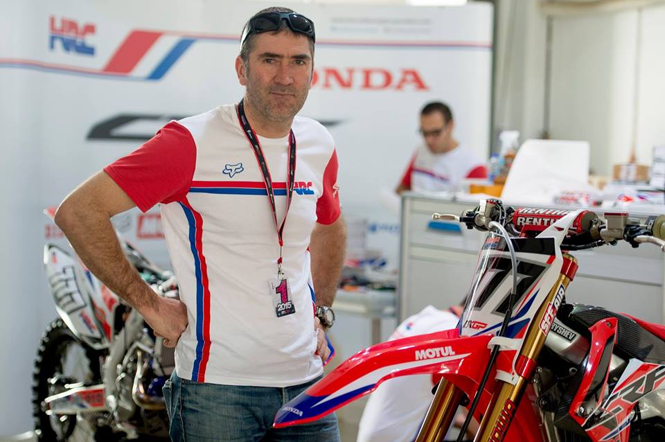 Jean-Michel Bayle concentré dans ses nouvelles fonctions à côté de la machine d'Evgeny Bobrishev