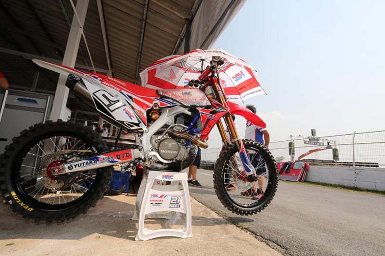 Le HRC essaie de refroidir le carburant de la moto de Gautier Paulin...