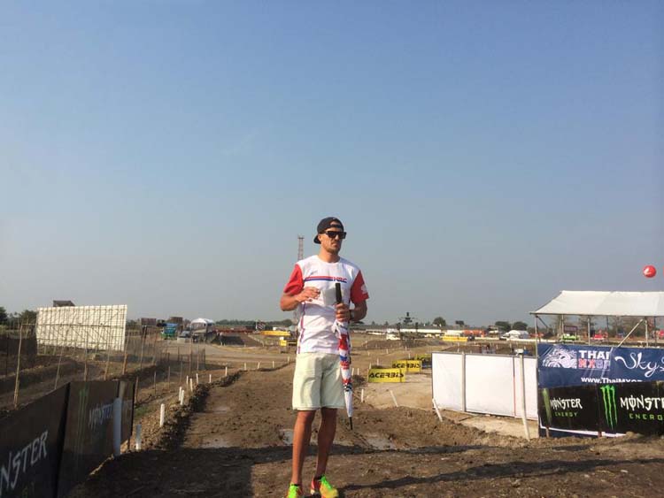 Gautier Paulin fait une reconnaissance du circuit à pied