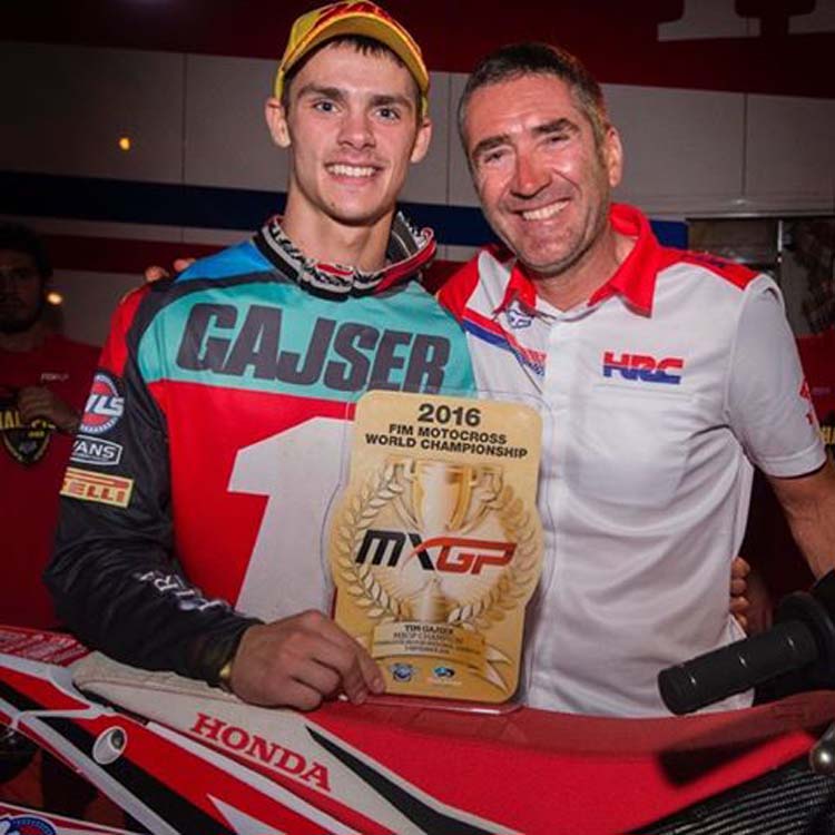 Jean-Michel Bayle et Tim Gasjer avec sa plaque de champion du monde MXGP