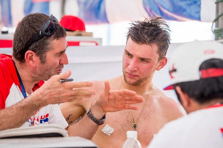 Jean-Michel Bayle et Evgeny Bobryshev font un petit briefing après ces qualifications