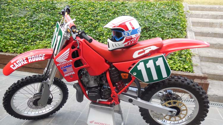 Le casque et la CR 250 réplica JMB 1989 de Stéphane Segers