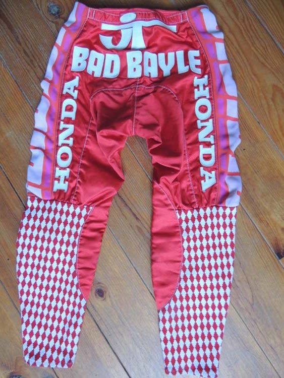 Une vue de dos du pantalon JMB 1989