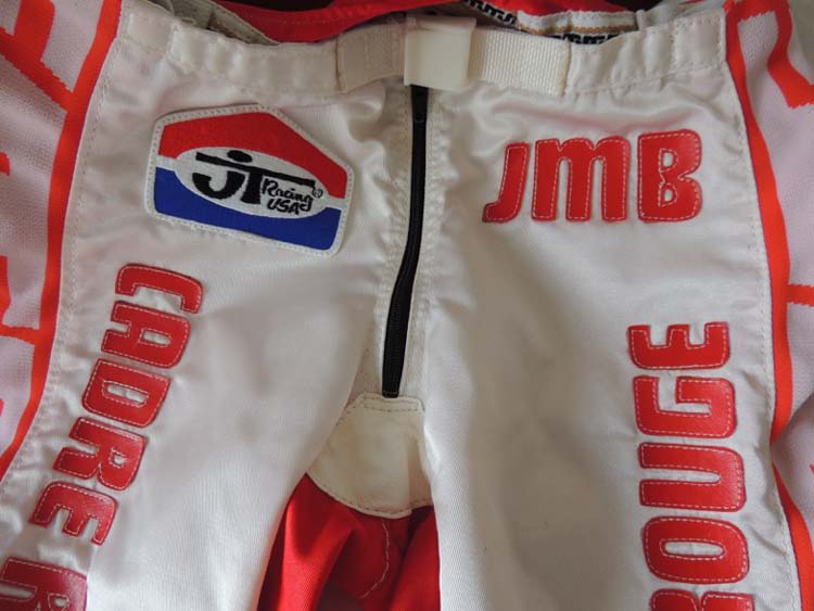 Le nouveau pantalon JMB 1989 de Damien Vuillermet en gros plan sur les initiales JMB