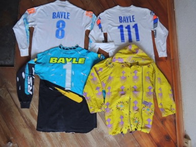 Les maillots 1989, 1991, 1992 mais aussi un coupe vent oxbow