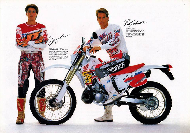 Une publicité pour la Honda 125 CRME avec Jean-Michel Bayle et Ricky Johnson